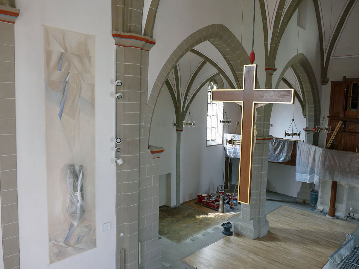 Malerischer Spiegel an der gotischen Madonna in St. Crescentius (Foto: Karl-Franz Thiede)